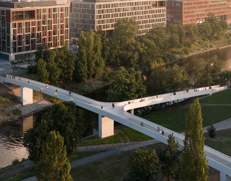 Пешеходный мост Штванице в Праге / Blank Architekti sro + Bridge Structures sro - Фотография экстерьера, Городской пейзаж, Балка