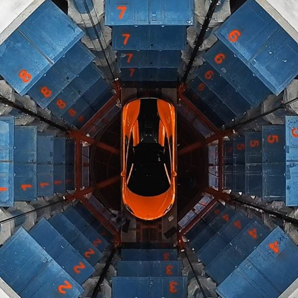 Посмотрите, как автомобили поднимают на автостоянку Future Car Park в Ханчжоу.