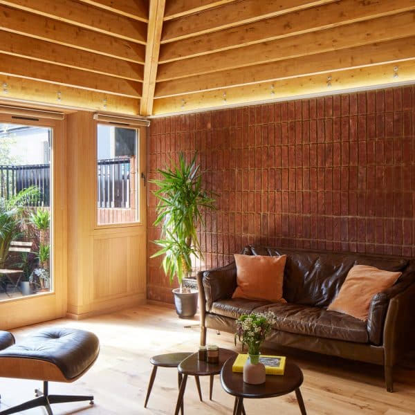 Satish Jassal Architects втискивает кирпичное бунгало в тесный лондонский участок