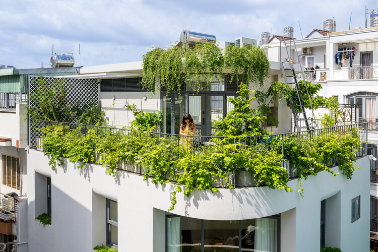 Secret Garden House / ROOM+ Design & Build - Фото экстерьера, Окна, Фасад, Балкон