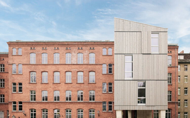 Средняя школа Роберта Коха / SSP Rüthnick Architekten — фотография экстерьера, окна, кирпич, фасад