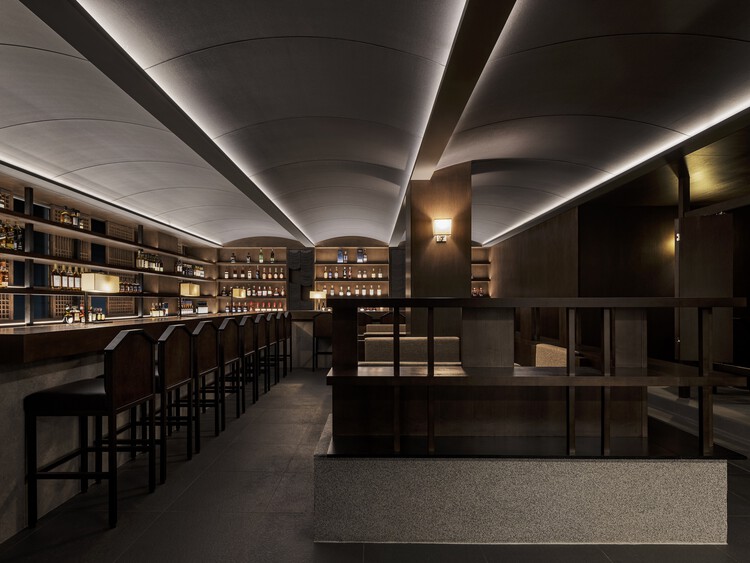 TENT Whiskey Bar 2nd / Plainoddity - Интерьерная фотография, Стеллаж, Стул