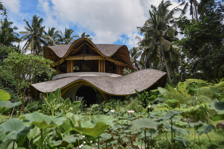 Yoga & Spa Ubud / Студия Пабло Луна - Экстерьерная фотография, Лес, Сад, Окна