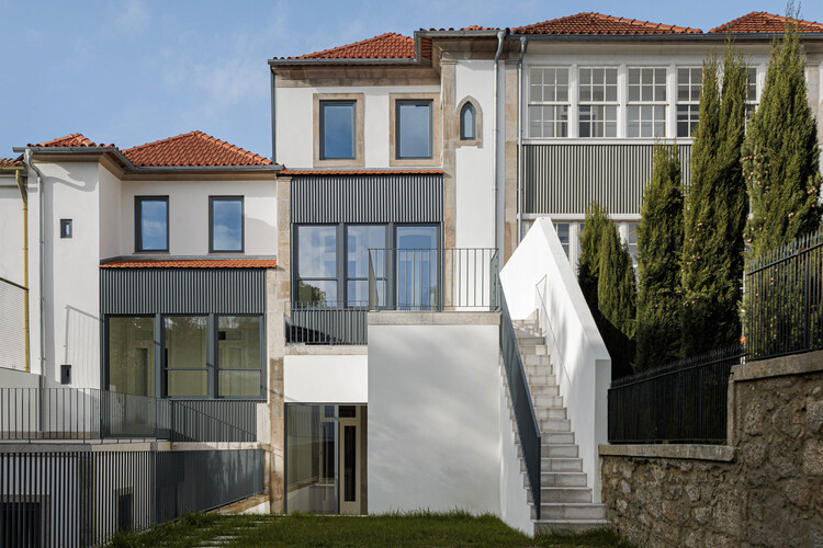 Здание Marlim D. João IV / Atelier d'Arquitectura Lopes da Costa - Экстерьерная фотография, окна, фасад