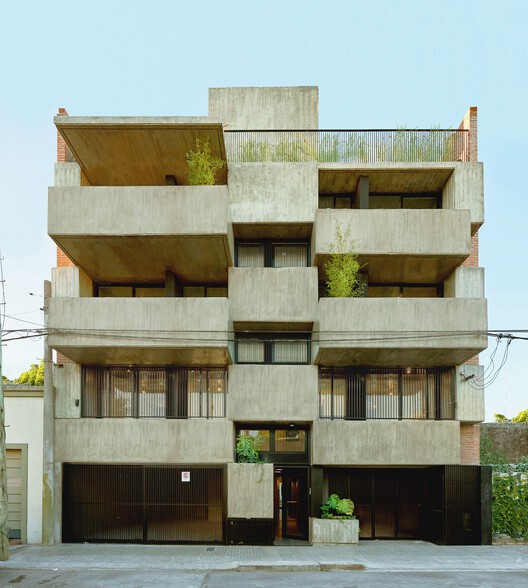 Многоквартирный дом Gabbro Refinería / Ambrosioni Balparada Arquitectos - Наружная фотография, Окна, Фасад, Бетон
