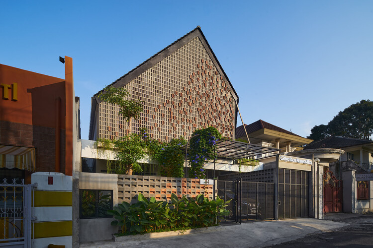 Жилой и Пансион Грия Кос Навастика / Saturasi Architects - Экстерьерная Фотография, Кирпич, Фасад, Окна
