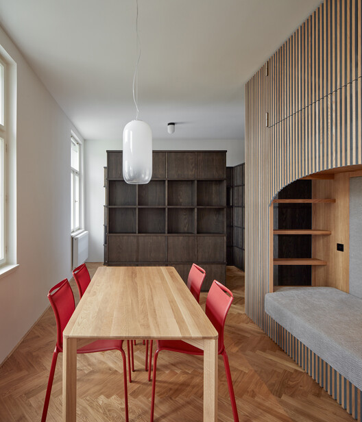 Living in a Box / ORA - Интерьерная фотография, Стол, Дерево, Окна, Стул