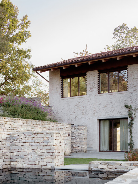 Cascina House / Дизайн Джонатана Таки - Экстерьерная фотография, Окна, Кирпич, Фасад