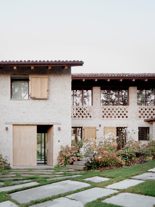 Cascina House / Дизайн Джонатана Таки - Экстерьерная фотография, Окна, Фасад, Кирпич, Двор