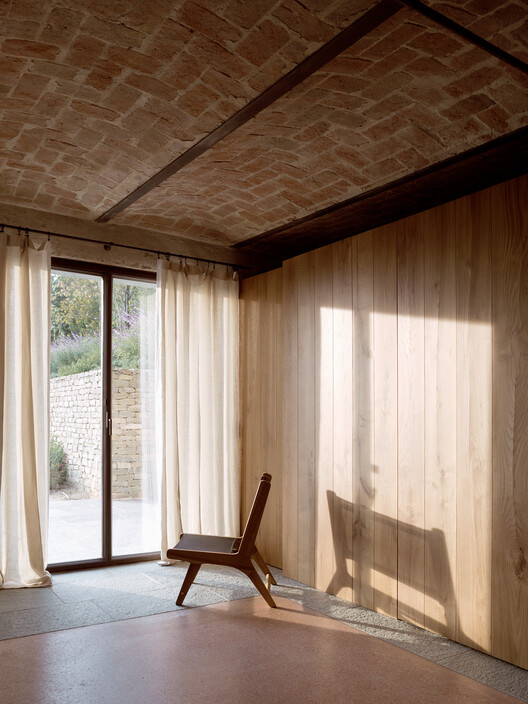 Cascina House / Дизайн Джонатана Таки - Фотография интерьера, балка