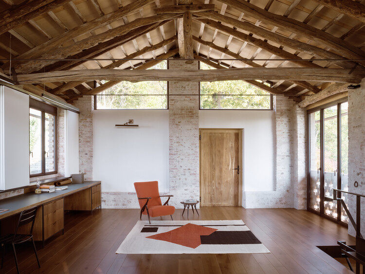 Cascina House / Дизайн Джонатана Таки - Фотография интерьера, стол, дерево, балка, окна, стул