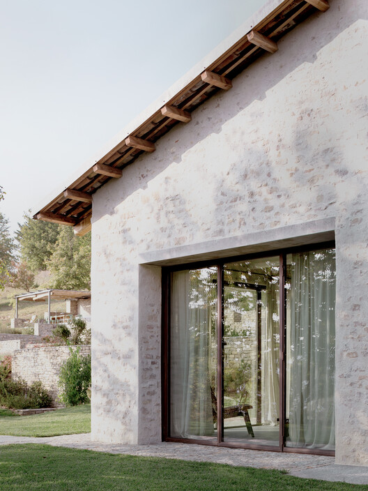 Cascina House / Дизайн Джонатана Таки - Экстерьерная фотография, окна, фасад