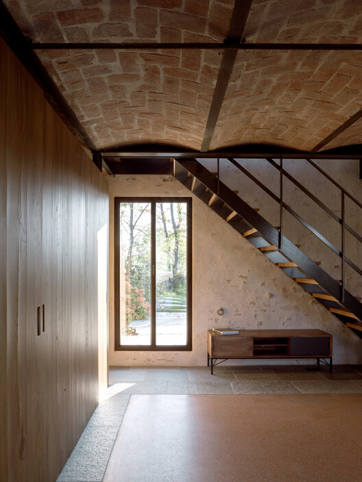 Cascina House / Дизайн Джонатана Таки - Фотография интерьера, окна, дерево, балка
