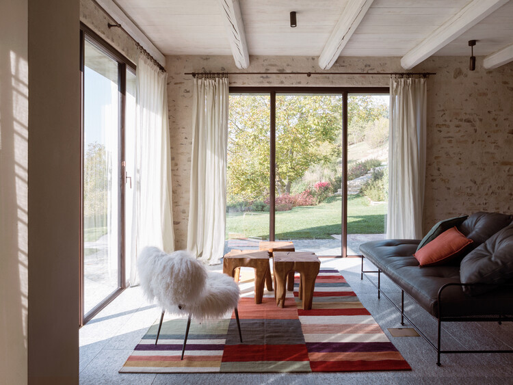 Cascina House / Дизайн Джонатана Таки - Фотография интерьера, гостиная, окна