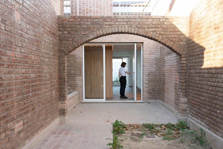 Ремонт дома Аргуэльо / Plano Compartido (Arq. Paula Albrieu y Arq. Juan Barrionuevo) - фотография экстерьера, кирпич, лестница, арка, окна
