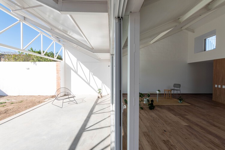 Ремонт дома Аргуэлло / Plano Compartido (Arq. Paula Albrieu y Arq. Juan Barrionuevo) - Фотография интерьера, окна, перила