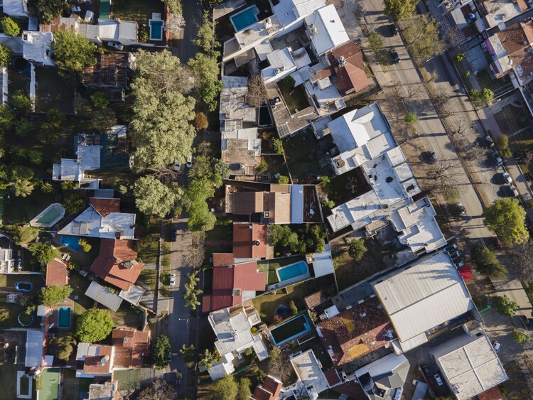Ремонт дома Аргуэльо / Plano Compartido (Arq. Paula Albrieu y Arq. Juan Barrionuevo) - фотография экстерьера, городской пейзаж, фасад, окна