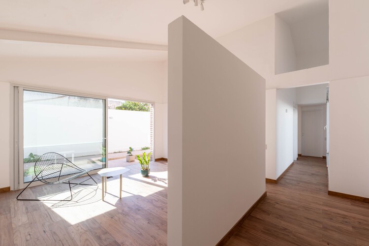 Ремонт дома Аргуэлло / Plano Compartido (Arq. Paula Albrieu y Arq. Juan Barrionuevo) - Фотография интерьера, стул