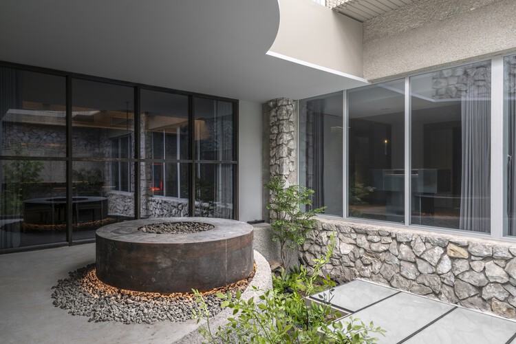 Imok Smoke Dining / Project Mark — Фотография интерьера, окна