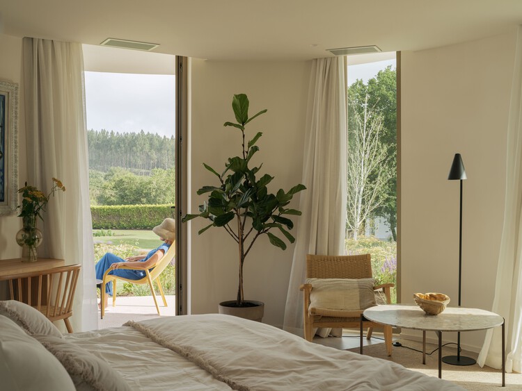 O Castro da Costiña Cabins / Gramática Arquitectónica - Фотография интерьера, спальня, стол, окна, стул