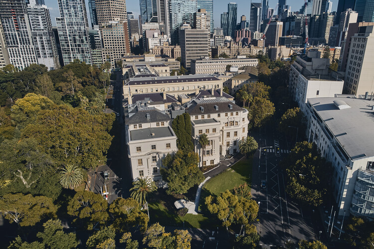 Мемориал жертвам семейного насилия в Викторианском стиле / Muir + Openwork - Фотография экстерьера, городской пейзаж, окна
