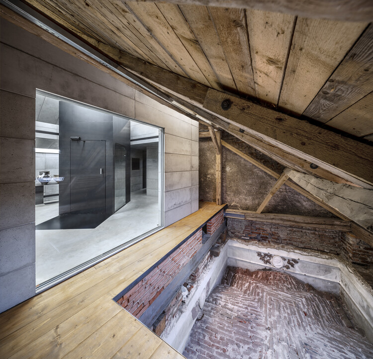 Выставочный зал на чердаке Оломоуцкого архиепископского музея / Šépka Architekti - Фотография интерьера, Балка, Перила, Окна