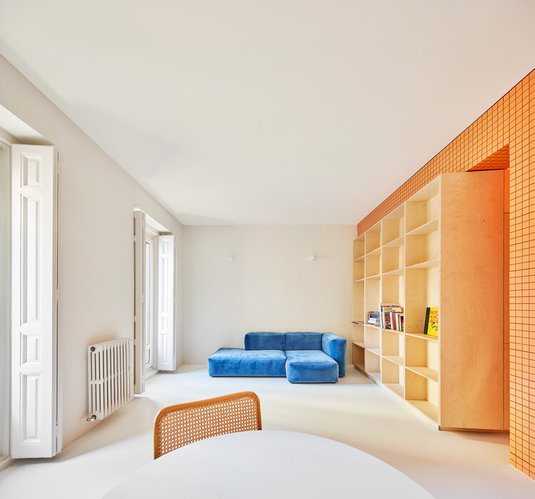 Ремонт квартиры Tres Piezas / Estudio Gonzalo del Val + Toni Gelabert Arquitectes - Фотография интерьера, спальня, кровать, окна