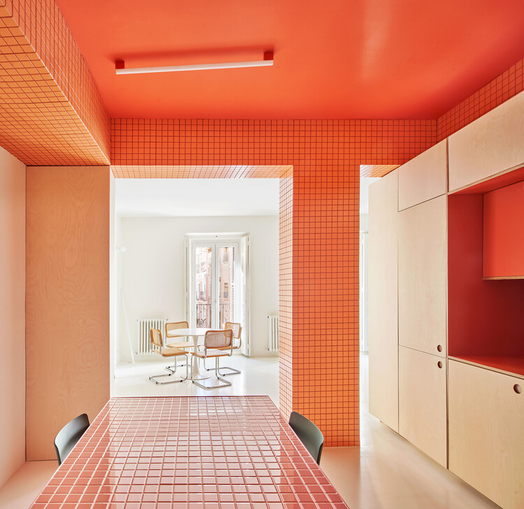 Ремонт квартиры Tres Piezas / Estudio Gonzalo del Val + Toni Gelabert Arquitectes - Фотография интерьера, стул, балка