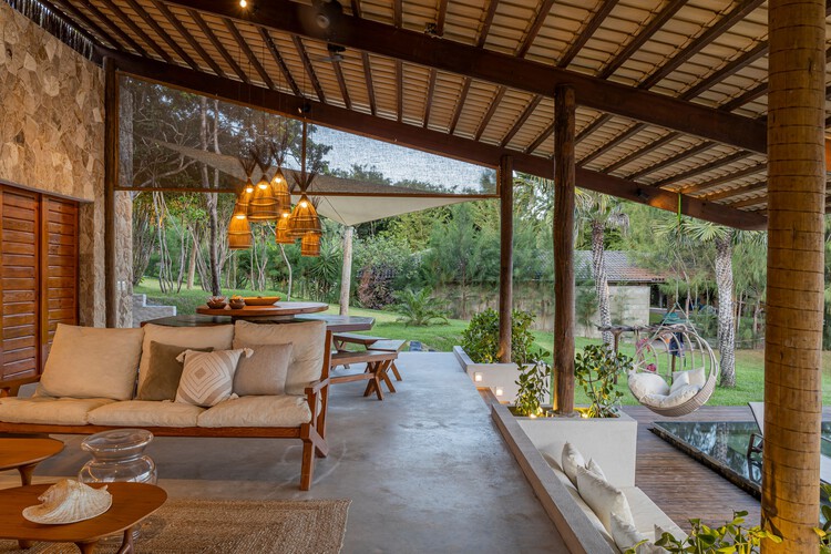 Lagoa House / Camila Mourão Arquitetura - Фотография интерьера, гостиная, стол, стул, балка, терраса, патио