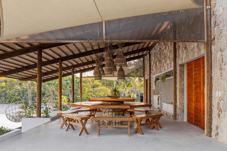 Lagoa House / Camila Mourão Arquitetura - Фотография интерьера, Столовая, Стол, Балка, Стул, Патио