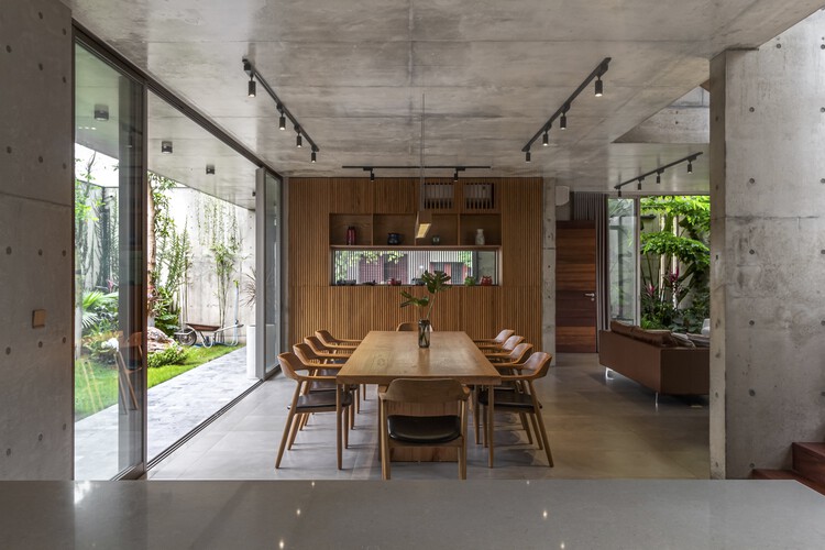Bắc Giang House / HGAA - Фотография интерьера, Столовая, Стол, Стул, Окна, Балка