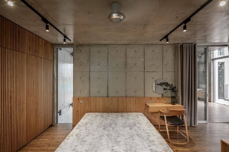 Bắc Giang House / HGAA – Фотография интерьера, стол, окна, балка