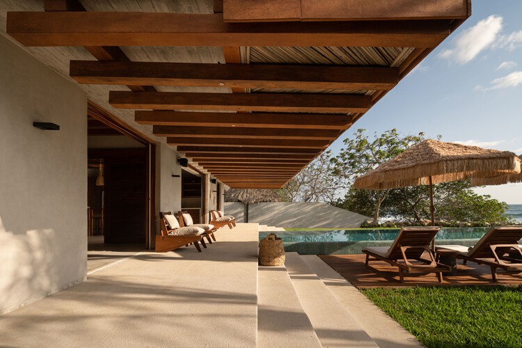 Taloel House / Zozaya Arquitectos - Фотография интерьера, балка, окна, патио