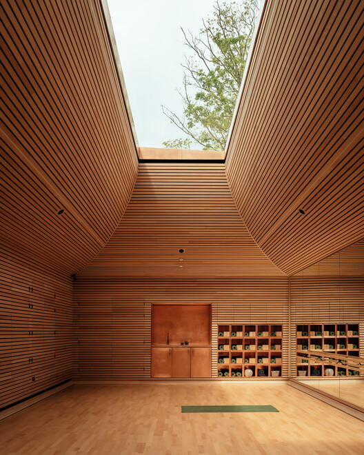 Студия йоги Rammed Earth / Invisible Studio - Фотография интерьера
