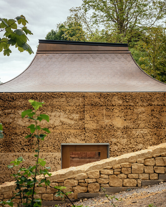 Студия йоги Rammed Earth / Invisible Studio - Фотография экстерьера, фасад, окна