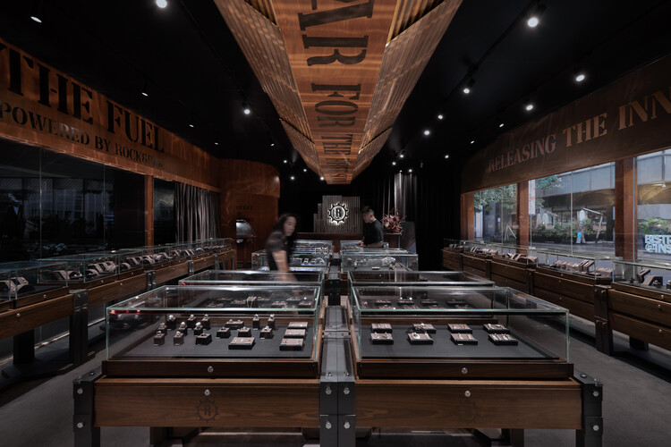 Rock&Ride Shenzhen MixC Popup Store / Within-Beyond Studio — Фотография интерьера, кухня, стол, стул