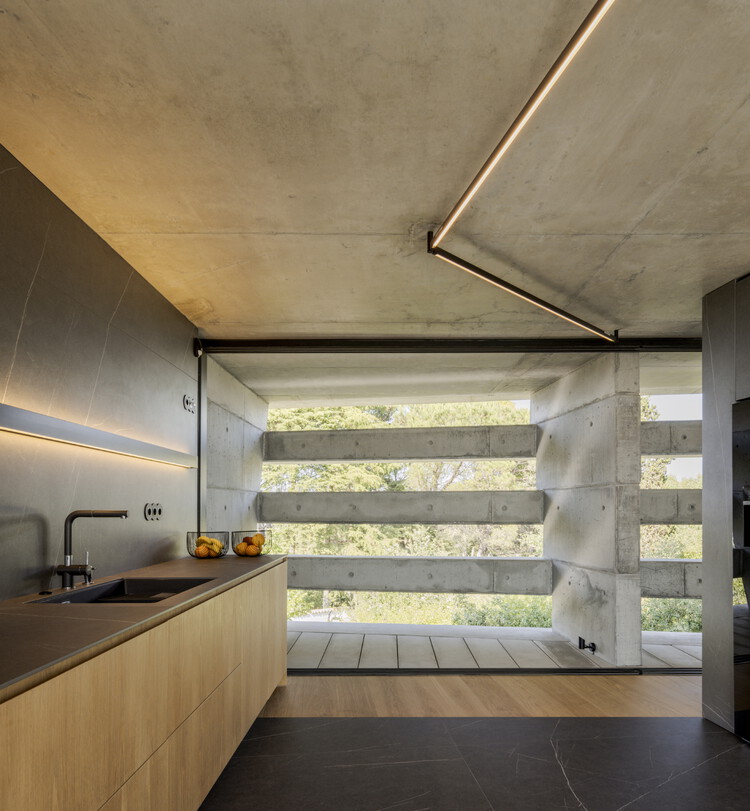 Quinta do Rei House / Contaminar Arquitetos — Фотография интерьера, кухни, столешницы