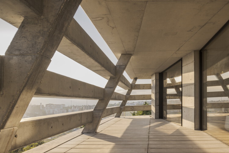 Quinta do Rei House / Contaminar Arquitetos - Фотография интерьера, балка