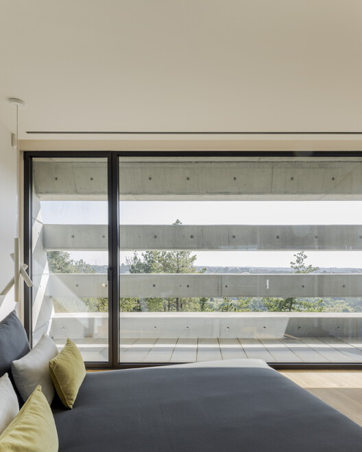 Quinta do Rei House / Contaminar Arquitetos - Фотография интерьера, окна
