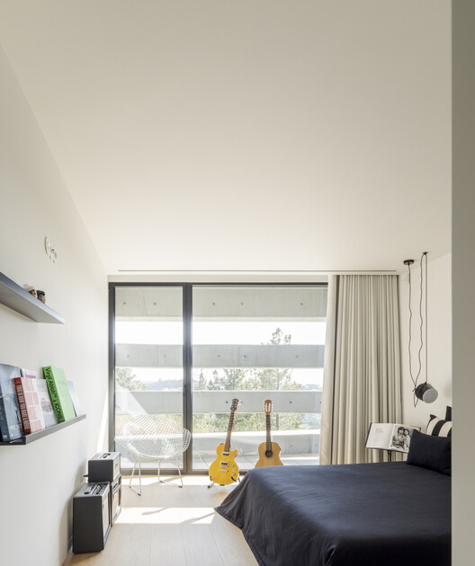 Quinta do Rei House / Contaminar Arquitetos - Фотография интерьера, спальня, окна, стул