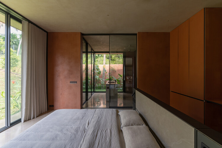 Alarine Earth Home / Zarine Jamshedji Architects — Фотография интерьера, окна