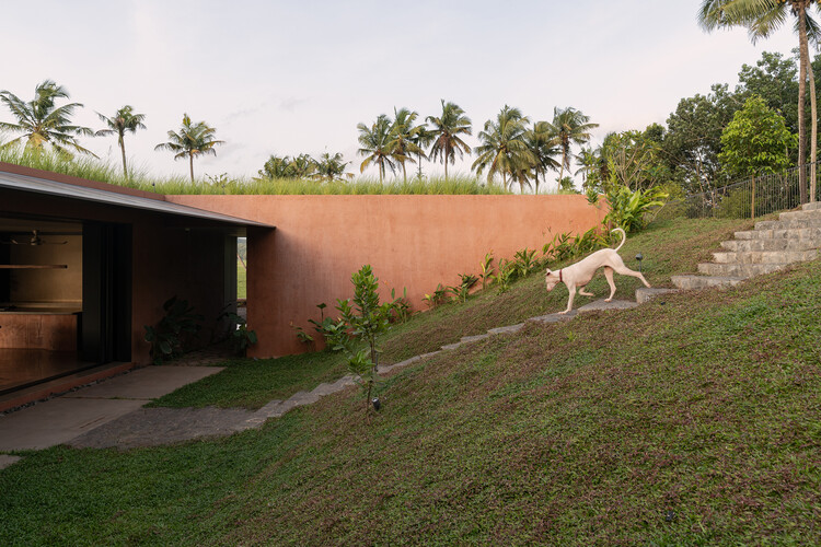 Alarine Earth Home / Zarine Jamshedji Architects — Экстерьерная фотография