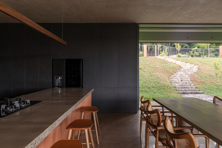 Alarine Earth Home / Zarine Jamshedji Architects - Фотография интерьера, столовая, стол, стул, окна