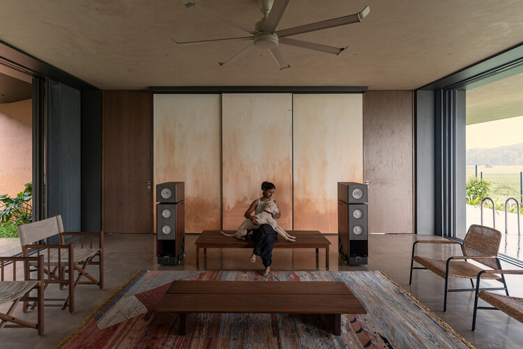 Alarine Earth Home / Zarine Jamshedji Architects — Фотография интерьера, стол, стул, балка