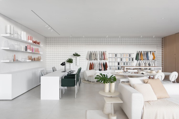 Folio Concept Store / Archi.lab - Фотография интерьера, диван, стеллаж, стол
