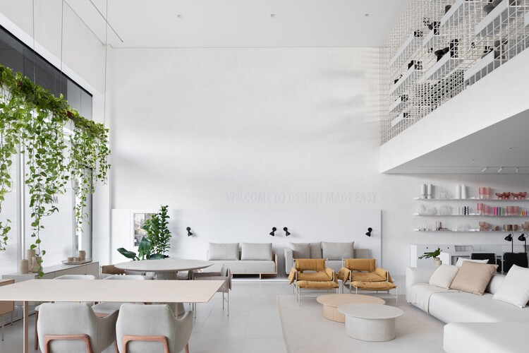 Folio Concept Store / Archi.lab - Фотография интерьера, гостиная, стол, диван, стул