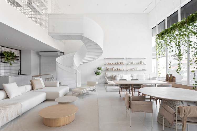 Folio Concept Store / Archi.lab - Фотография интерьера, стол