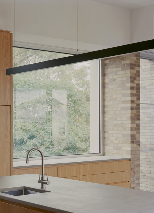 Джей — Дом на Эспланаде / Eckersley Architects — Фотография интерьера, ванная комната, раковина, окна, столешница