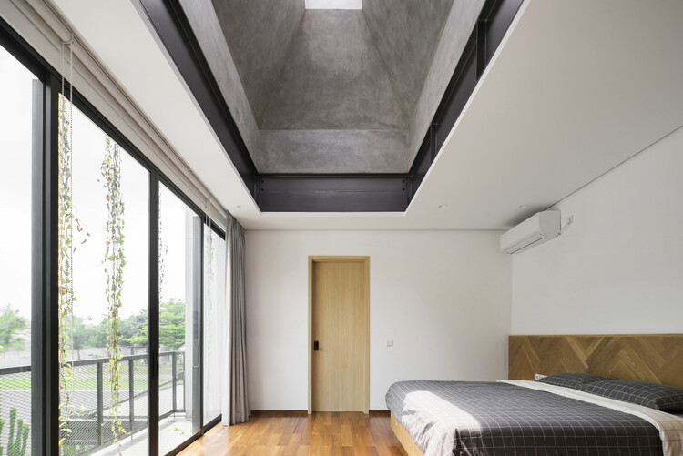 Дом Ступа / Архитектурная мастерская Realrich - Фотография интерьера, Спальня, Дерево, Окна, Балка