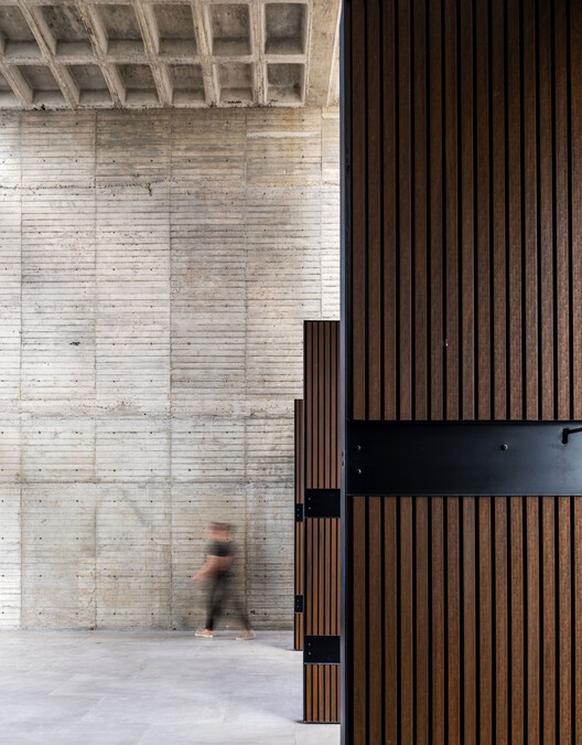 Начальная школа CIMA / Punto Arquitectos - Фотография интерьера, кирпич, колонна